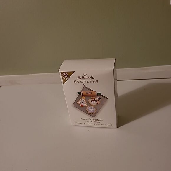 2010 Hallmark Keepsake Ornament - Picture 1 of 5